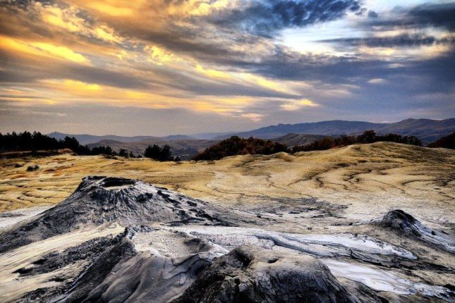 Muddy volcanoes formation